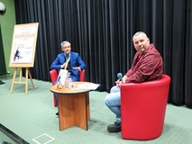 Robert Biedroń i prowadzący spotkanie – Piotr Pawłowski