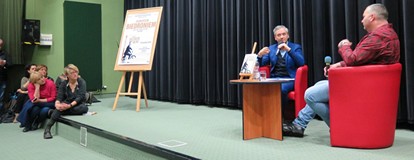 Robert Biedroń i prowadzący spotkanie – Piotr Pawłowski