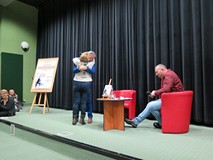 Mieszkanka Kołobrzegu przytula Prezydenta Słupska