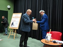 Dyrektor KBP wręcza upominek Robertowi Biedroniowi