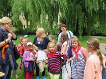 Zajęcia wakacyjne w ogrodzie Filii nr 9 Koszalińskiej Biblioteki Publicznej