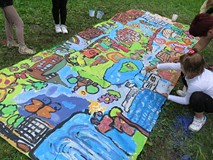 Zajęcia wakacyjne w parku przed budynkiem głównym Koszalińskiej Biblioteki Publicznej