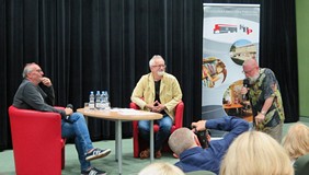 prof. Jerzy Bralczyk, Michał Ogórek i Henryk Sawka w Koszalińskiej Bibliotece Publicznej)