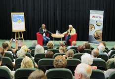 Michał Ogórek i Henryk Sawka w Koszalińskiej Bibliotece Publicznej