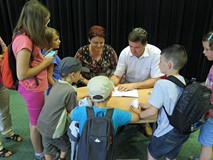 Paweł Beręsewicz z małymi czytelnikami Koszalińskiej Biblioteki Publicznej