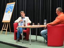 Michał Rusinek i prowadzący spotkanie Piotr Pawłowski w Koszalińskiej Bibliotece Publicznej