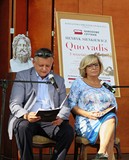 Prezydent Piotr Jedliński i przewodnicząca Rady Miasta Krystyna Kościńska czytają Quo vadis w ramach