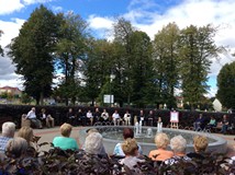 Narodowe Czytanie na skwerze w Polanowie