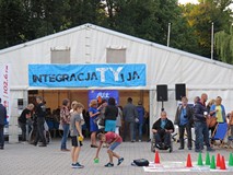 Festiwal Integracja Ty i Ja przed Koszalińską Biblioteką Publiczną