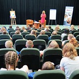 Sylwia Trojanowska z gimnazjalistami w Koszalińskiej Bibliotece Publicznej