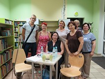 Dorota Schrammek ze swoimi czytelnikami w Filii nr 1 Koszalińskiej Bibliotece Publicznej