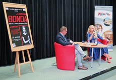 Katarzyna Bonda na spotkaniu autorskim w Koszalińskiej Bibliotece Publicznej i prowadzący spotkanie 