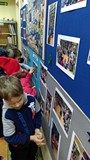 Ogladamy wystawę w bibliotece