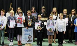 Uczestnicy powiatowego konkursu Wybieramy Mistrza Pięknego Czytania na wspólnym zdjęciu