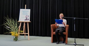 Uczestnik powiatowego  konkursu Wybieramy Mistrza Pięknego Czytania czyta fragment powieści Henryka 