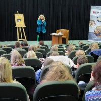 Anna Onichimowska na spotkaniu z czytelnikami Koszalińskiej Biblioteki Publicznej