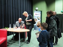 Piotr Polechoński z publicznością obecną na promocji jego książki 