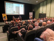 Filip Springer i licznie zgromadzona publiczność na spotkaniu autorskim i promocji książki 