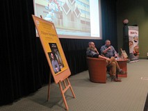 Filip Springer z Piotrem Pawłowskim prowadzącym spotkanie autorskie i promocję książki 