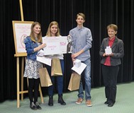 Zdobywcy III miejsca w Międzyszkolnym Turnieju o Aleksandrze Fredrze w Koszalińskiej Bibliotece Publ