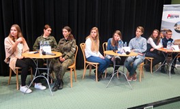 Drużyny gimnazjalistów w czasie Międzyszkolnego Turnieju o Aleksandrze Fredrze w Koszalińskiej Bibli