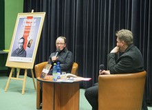 Bronka Nowicka z prowadzącym spotkanie Arturem Bursztą w Koszalińskiej Bibliotece Publicznej