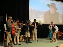 Kapela góralska uświetniająca promocję książki Józefa Pitonia w Koszalińskiej Bibliotece Publicznejj