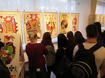 Młodzież zgromadzona na otwraciu  wystawy wypożyczonej z Książnicy Pomorskiej w Szczecinie „Od pomys