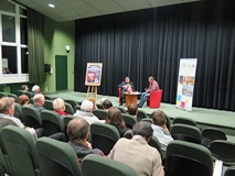 Wiesław Romanowski w czasie spotkania autorskiego w Koszalińskiej Bibliotece Publicznej wraz z prowa