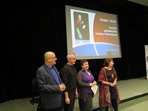 Dyrektor Andrzej Ziemiński i autorzy warsztatów teatralno-dramowych w Koszalińskiej Bibliotece Publi