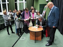Marcin Meller podpisuje książki w czasie spotkania w Koszalińskiej Bibliotece Publicznej