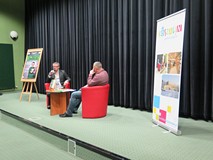 Marcin Meller na spotkaniu w Koszalińskiej Bibliotece Publicznej wraz z prowadzącym spotkanie Piotre