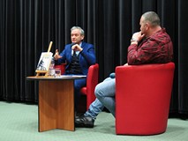 Robert Biedroń na spotkaniu autorskim w Koszalińskiej Bibliotece Publicznej wraz z prowadzącym Piotr