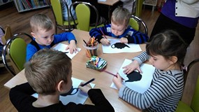 Dzieci malują swoja czajniczki