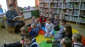 Czytanie innej wersji „Czerwonego kapturka”