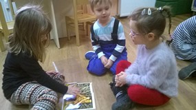 Układanie puzzli z ilustracjami do bajek i baśni