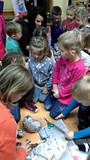 Przedszkolaki tworzą bałwana