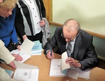 Po spotkaniu Eugeniusz Żuber rozdawał autografy