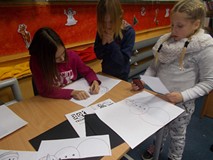 Dzieci dorysowują połowę bałwana