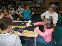 Dzieci ozdabiają prace plastyczne watą