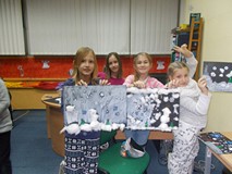 Dzieci pozują do wspólnego zdjęcia ze swoimi pracami