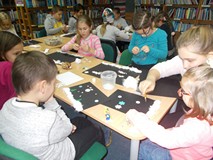 Dzieci wykonują pracę plastyczną