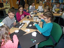 Dzieci wykonują pejzaże zimowe