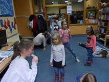 Roześmiane dzieci podczas zabawy ruchowej