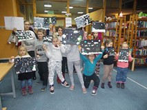 Zdjęcie grupowe z pracami wykonanymi podczas zajęć