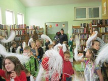 dzieci bawią się w śnieżną burzę