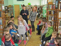 dzieci bezpiecznie zjeżdżają z górki  na nartach