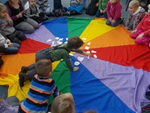 Dzieci wybierają obrazki rozłożone na chuście animacyjnej