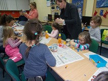 Dzieciaki ozdabiają słoiki plasteliną