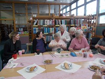 Panie dyskutują na temat książek